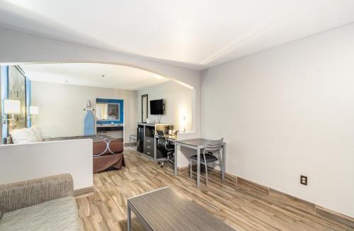 Pecan Valley Hotel | Super 8 by Wyndham San Antonio/Riverwalk Area