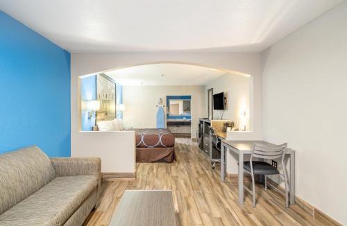 Pecan Valley Hotel | Super 8 by Wyndham San Antonio/Riverwalk Area