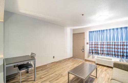 Pecan Valley Hotel | Super 8 by Wyndham San Antonio/Riverwalk Area