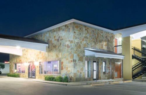 North San Antonio - SAT Hotel | Super 8 by Wyndham San Antonio Near Fort Sam Houston