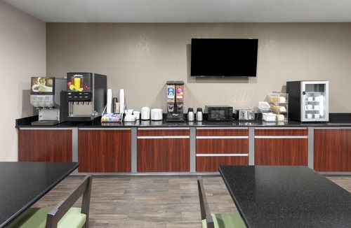 San Antonio Hotel | Super 8 by Wyndham San Antonio/Alamodome Area