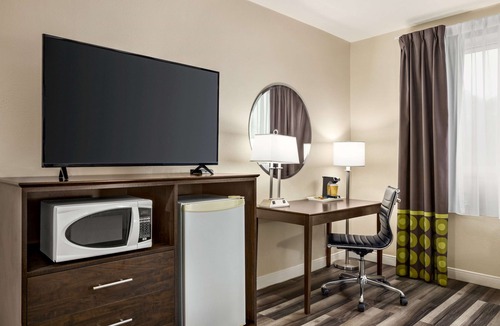 Sarnia Hotel | Super 8 by Wyndham Sarnia ON