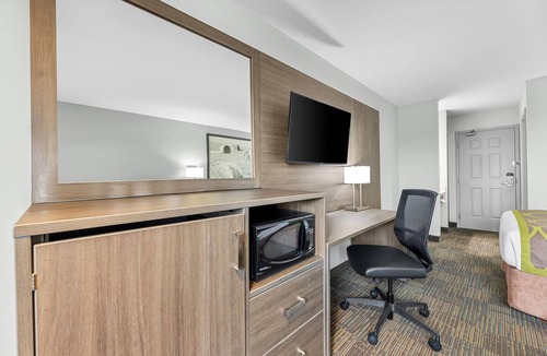 North Industrial Hotel | Super 8 by Wyndham Saskatoon Near Saskatoon Airport