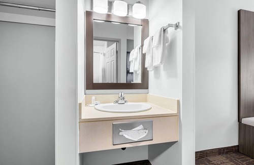 North Industrial Hotel | Super 8 by Wyndham Saskatoon Near Saskatoon Airport