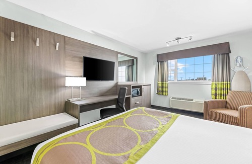 North Industrial Hotel | Super 8 by Wyndham Saskatoon Near Saskatoon Airport