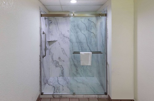 Seguin Hotel | Super 8 by Wyndham Seguin