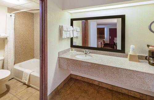 Seguin Hotel | Super 8 by Wyndham Seguin