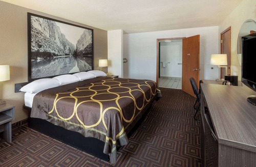 Seguin Hotel | Super 8 by Wyndham Seguin