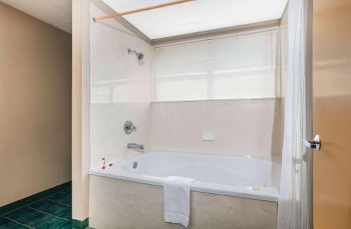 Sevierville Hotel | Super 8 by Wyndham Sevierville Riverside