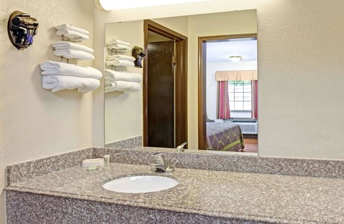 Shawnee Hotel | Super 8 by Wyndham Shawnee