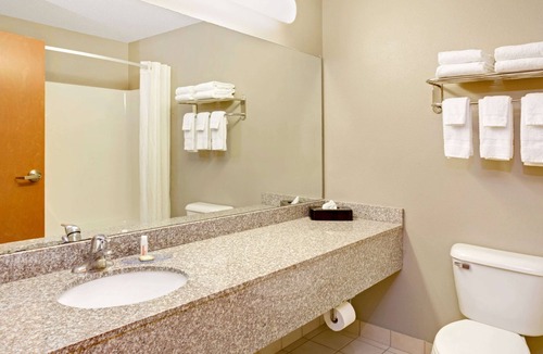 South Bend Hotel | Super 8 by Wyndham South Bend