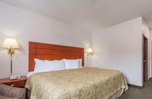 St. Charles Hotel | Super 8 by Wyndham St Charles
