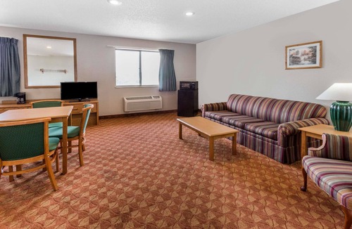 St. Charles Hotel | Super 8 by Wyndham St. Charles