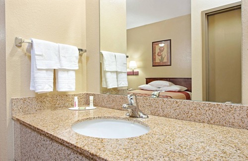 Airport Township Hotel | Super 8 by Wyndham St. Louis Airport