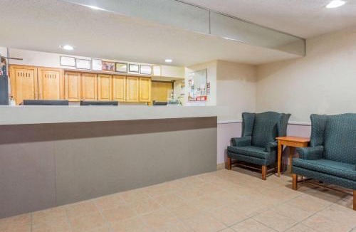 St. Charles Hotel | Super 8 by Wyndham St. Charles