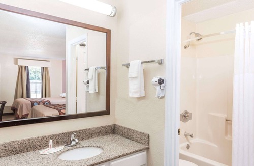 Statesboro Hotel | Super 8 by Wyndham Statesboro