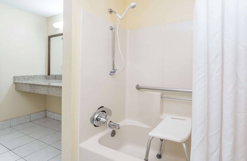 Statesboro Hotel | Super 8 by Wyndham Statesboro