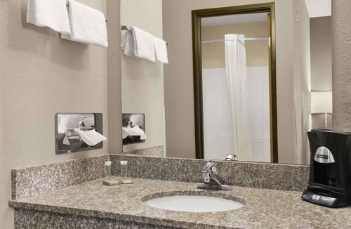 Strafford Hotel | Super 8 by Wyndham Strafford/Springfield Area