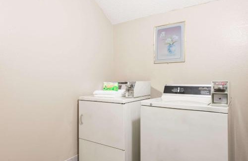 Sullivan Hotel | Super 8 by Wyndham Sullivan