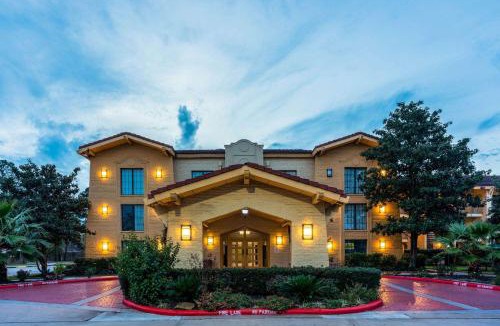 Shenandoah Hotel | Super 8 by Wyndham The Woodlands North