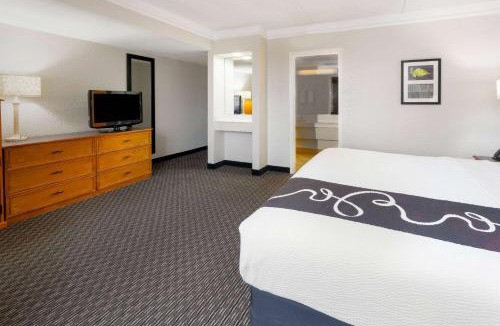 Shenandoah Hotel | Super 8 by Wyndham The Woodlands North