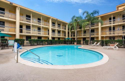 Shenandoah Hotel | Super 8 by Wyndham The Woodlands North