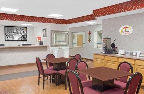 Three Rivers Hotel | Super 8 by Wyndham Three Rivers