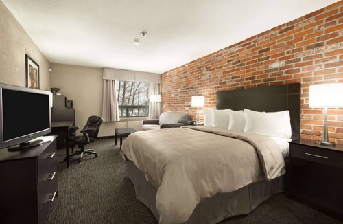 Timmins Hotel | Super 8 by Wyndham Timmins ON
