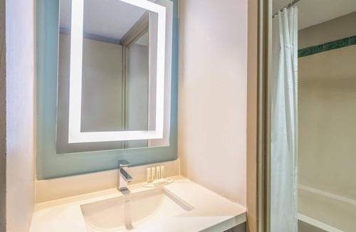 Scarborough Hotel | Super 8 by Wyndham Toronto East ON
