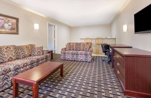 Tyler Hotel | Super 8 by Wyndham Tyler TX