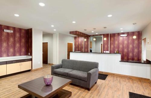 Carrizo Springs Hotel | Super 8 by Wyndham Carrizo Springs