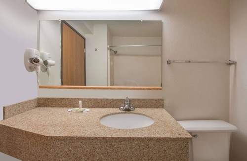 College Station Hotel | Super 8 by Wyndham College Station