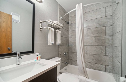 Pleasant Prairie Hotel | Super 8 by Wyndham Kenosha/Pleasant Prairie