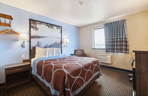 Pleasant Prairie Hotel | Super 8 by Wyndham Kenosha/Pleasant Prairie