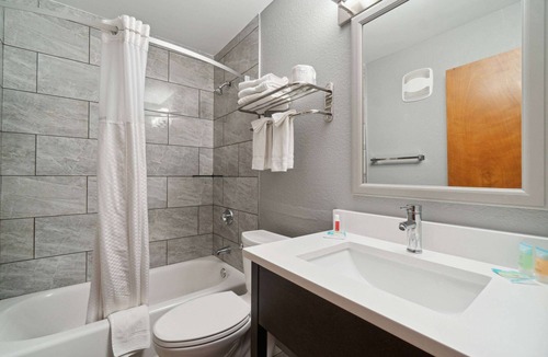 Pleasant Prairie Hotel | Super 8 by Wyndham Kenosha/Pleasant Prairie