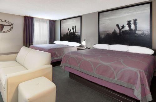 Victoria Hotel | Super 8 by Wyndham Victoria/North/Mall Area