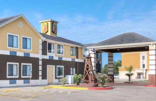 Victoria Hotel | Super 8 by Wyndham Victoria/North/Mall Area