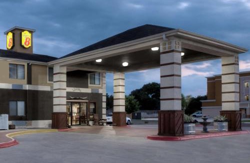 Victoria Hotel | Super 8 by Wyndham Victoria/North/Mall Area