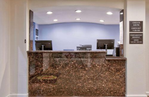 Victoria Hotel | Super 8 by Wyndham Victoria - South - Hwy 59
