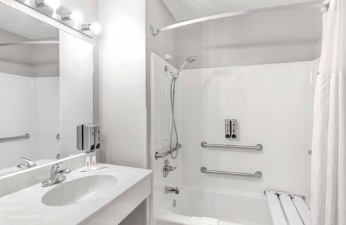 Victoria Hotel | Super 8 by Wyndham Victoria/North/Mall Area