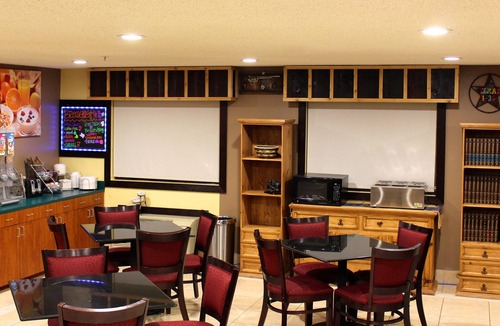 Victoria Hotel | Super 8 by Wyndham Victoria/North/Mall Area
