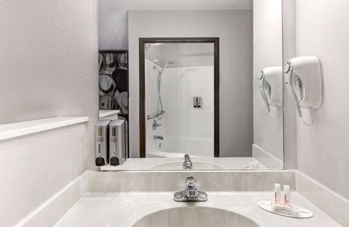 Victoria Hotel | Super 8 by Wyndham Victoria/North/Mall Area