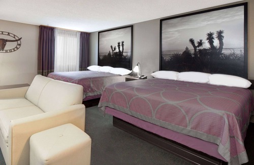 Victoria Hotel | Super 8 by Wyndham Victoria/North/Mall Area