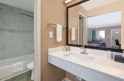 Victoria Hotel | Super 8 by Wyndham Victoria/South/Hwy 59