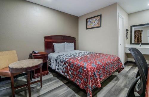 Bellmead Cabin | Super 8 by Wyndham Waco North I-35