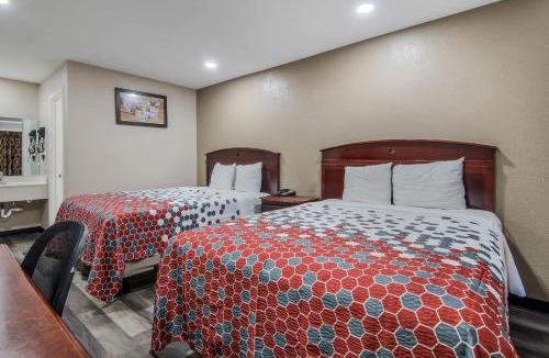 Bellmead Cabin | Super 8 by Wyndham Waco North I-35