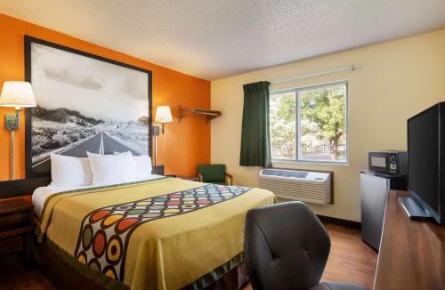 Waco Hotel | Super 8 by Wyndham Waco University Area
