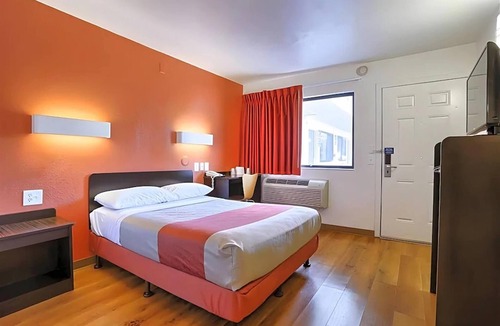 Walnut Creek Hotel | Super 8 by Wyndham Walnut Creek