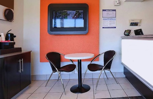 Walnut Creek Hotel | Super 8 by Wyndham Walnut Creek