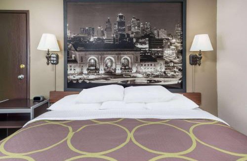 Warrensburg Hotel | Super 8 by Wyndham Warrensburg